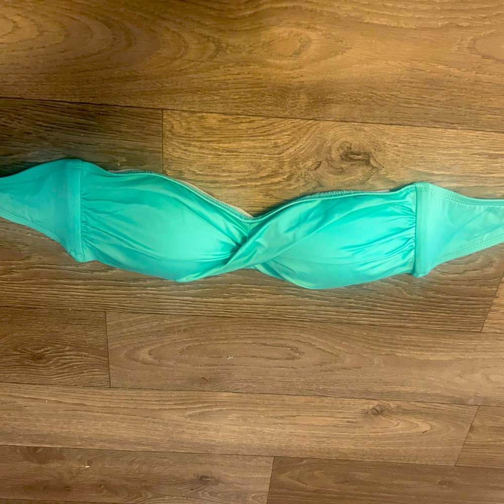 Strapless bikini top.